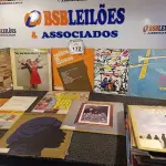 LOTE 172 - APROXIMADAMENTE 40 DISCOS DE VINIL DIVERSOS. (NO ESTADO) ATENÇÃO! FAZER A VISITAÇÃO ANTES DE ARREMATAR, NÃO SABEMOS SE FUNCIONA. LEILÃO NÃO TEM GARANTIA E NEM DEVOLUÇÃO, SUJEITO A POSSÍVEIS AVARIAS VISÍVEIS/OCULTAS E/OU AUSÊNCIA DE COMPONENTES.