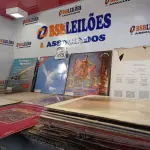 LOTE 075 - APROXIMADAMENTE 40 DISCOS DIVERSOS DE VINIL. (NO ESTADO) ATENÇÃO! FAZER A VISITAÇÃO ANTES DE ARREMATAR, NÃO SABEMOS SE FUNCIONA. LEILÃO NÃO TEM GARANTIA E NEM DEVOLUÇÃO, SUJEITO A POSSÍVEIS AVARIAS VISÍVEIS/OCULTAS E/OU AUSÊNCIA DE COMPONENTES.