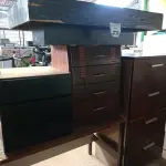 LOTE 212 - 01 ARQUIVO COM 04 GAVETAS, 02 GAVETEIROS E 01 MESA E UMA BASE DE MESA DE CENTRO. (NO ESTADO) ATENÇÃO! FAZER A VISITAÇÃO ANTES DE ARREMATAR, NÃO SABEMOS SE FUNCIONA. LEILÃO NÃO TEM GARANTIA E NEM DEVOLUÇÃO, SUJEITO A POSSÍVEIS AVARIAS VISÍVEIS/OCULTAS E/OU AUSÊNCIA DE COMPONENTES.