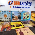 LOTE 160 - APROXIMADAMENTE 40 DISCOS DIVERSOS DE VINIL. (NO ESTADO) ATENÇÃO! FAZER A VISITAÇÃO ANTES DE ARREMATAR, NÃO SABEMOS SE FUNCIONA. LEILÃO NÃO TEM GARANTIA E NEM DEVOLUÇÃO, SUJEITO A POSSÍVEIS AVARIAS VISÍVEIS/OCULTAS E/OU AUSÊNCIA DE COMPONENTES.