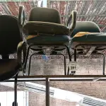 LOTE 281 - 05 CADEIRAS DE ESCRITÓRIO. (NO ESTADO) ATENÇÃO! FAZER A VISITAÇÃO ANTES DE ARREMATAR, NÃO SABEMOS SE FUNCIONA. LEILÃO NÃO TEM GARANTIA E NEM DEVOLUÇÃO, SUJEITO A POSSÍVEIS AVARIAS VISÍVEIS/OCULTAS E/OU AUSÊNCIA DE COMPONENTES.