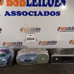 LOTE 004 - 03 RÁDIOS MODELOS DIVERSOS, SENDO 01 TOCA CDS, 01 MICROSYSTEM E 01 IHOME. (NO ESTADO) ATENÇÃO! FAZER A VISITAÇÃO ANTES DE ARREMATAR, NÃO SABEMOS SE FUNCIONA. LEILÃO NÃO TEM GARANTIA E NEM DEVOLUÇÃO, SUJEITO A POSSÍVEIS AVARIAS VISÍVEIS/OCULTAS E/OU AUSÊNCIA DE COMPONENTES.