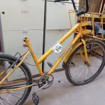 LOTE 338 - 01 BICICLETA ARO 26 CARGUEIRA NA COR AMARELA.  (NO ESTADO) ATENÇÃO! FAZER A VISITAÇÃO ANTES DE ARREMATAR, NÃO SABEMOS SE FUNCIONA. LEILÃO NÃO TEM GARANTIA E NEM DEVOLUÇÃO, SUJEITO A POSSÍVEIS AVARIAS VISÍVEIS/OCULTAS E/OU AUSÊNCIA DE COMPONENTES.