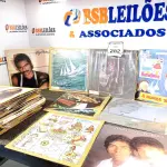 LOTE 282 - 01 LOTE COM APROXIMADAMENTE 40 DISCOS DIVERSOS DE VINIL. (NO ESTADO) ATENÇÃO! FAZER A VISITAÇÃO ANTES DE ARREMATAR, NÃO SABEMOS SE FUNCIONA. LEILÃO NÃO TEM GARANTIA E NEM DEVOLUÇÃO, SUJEITO A POSSÍVEIS AVARIAS VISÍVEIS/OCULTAS E/OU AUSÊNCIA DE COMPONENTES.