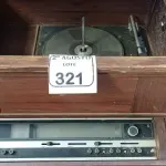 LOTE 321 - 01 TOCA DISCOS ANTIGA PARA RETIRADA DE PEÇAS. (NO ESTADO) ATENÇÃO! FAZER A VISITAÇÃO ANTES DE ARREMATAR, NÃO SABEMOS SE FUNCIONA. LEILÃO NÃO TEM GARANTIA E NEM DEVOLUÇÃO, SUJEITO A POSSÍVEIS AVARIAS VISÍVEIS/OCULTAS E/OU AUSÊNCIA DE COMPONENTES.