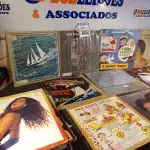 LOTE 282 - 01 LOTE COM APROXIMADAMENTE 40 DISCOS DIVERSOS DE VINIL. (NO ESTADO) ATENÇÃO! FAZER A VISITAÇÃO ANTES DE ARREMATAR, NÃO SABEMOS SE FUNCIONA. LEILÃO NÃO TEM GARANTIA E NEM DEVOLUÇÃO, SUJEITO A POSSÍVEIS AVARIAS VISÍVEIS/OCULTAS E/OU AUSÊNCIA DE COMPONENTES.