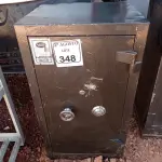 LOTE 348 - 01 COFRE EM AÇO SEM CHAVE. (NO ESTADO) ATENÇÃO! FAZER A VISITAÇÃO ANTES DE ARREMATAR, NÃO SABEMOS SE FUNCIONA. LEILÃO NÃO TEM GARANTIA E NEM DEVOLUÇÃO, SUJEITO A POSSÍVEIS AVARIAS VISÍVEIS/OCULTAS E/OU AUSÊNCIA DE COMPONENTES.