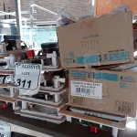 LOTE 311 - 01 LOTE COM VÁRIOS REATORES PARA LÂMPADAS FLUORESCENTES, 03 ALTO FALANTES E MATERIAIS DIVERSOS. (NO ESTADO) ATENÇÃO! FAZER A VISITAÇÃO ANTES DE ARREMATAR, NÃO SABEMOS SE FUNCIONA. LEILÃO NÃO TEM GARANTIA E NEM DEVOLUÇÃO, SUJEITO A POSSÍVEIS AVARIAS VISÍVEIS/OCULTAS E/OU AUSÊNCIA DE COMPONENTES.