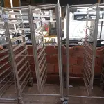 LOTE 335 - 01 BANCADA EM INOX E 04 CARRINHOS EM INOX PARA DESCANSO DE PÃES. (NO ESTADO) ATENÇÃO! FAZER A VISITAÇÃO ANTES DE ARREMATAR, NÃO SABEMOS SE FUNCIONA. LEILÃO NÃO TEM GARANTIA E NEM DEVOLUÇÃO, SUJEITO A POSSÍVEIS AVARIAS VISÍVEIS/OCULTAS E/OU AUSÊNCIA DE COMPONENTES.