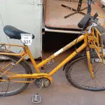 LOTE 331 - 01 BICICLETA ARO 26 CARGUEIRA NA COR AMARELA.  (NO ESTADO) ATENÇÃO! FAZER A VISITAÇÃO ANTES DE ARREMATAR, NÃO SABEMOS SE FUNCIONA. LEILÃO NÃO TEM GARANTIA E NEM DEVOLUÇÃO, SUJEITO A POSSÍVEIS AVARIAS VISÍVEIS/OCULTAS E/OU AUSÊNCIA DE COMPONENTES.