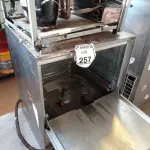 LOTE 257 - 01 LAVA LOUÇAS EM INOX INCOMPLETA E 01 SUCATA DE REFRESQUEIRA. (NO ESTADO) ATENÇÃO! FAZER A VISITAÇÃO ANTES DE ARREMATAR, NÃO SABEMOS SE FUNCIONA. LEILÃO NÃO TEM GARANTIA E NEM DEVOLUÇÃO, SUJEITO A POSSÍVEIS AVARIAS VISÍVEIS/OCULTAS E/OU AUSÊNCIA DE COMPONENTES.