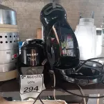 LOTE 294 - 01 ESPREMEDOR INDUSTRIAL DE LARANJA, 02 BASES DE LIQUIDIFICADOR, 01 SANDUICHEIRA E UTENSÍLIOS DIVERSOS. (NO ESTADO) ATENÇÃO! FAZER A VISITAÇÃO ANTES DE ARREMATAR, NÃO SABEMOS SE FUNCIONA. LEILÃO NÃO TEM GARANTIA E NEM DEVOLUÇÃO, SUJEITO A POSSÍVEIS AVARIAS VISÍVEIS/OCULTAS E/OU AUSÊNCIA DE COMPONENTES.
