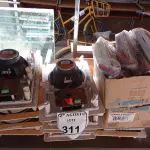 LOTE 311 - 01 LOTE COM VÁRIOS REATORES PARA LÂMPADAS FLUORESCENTES, 03 ALTO FALANTES E MATERIAIS DIVERSOS. (NO ESTADO) ATENÇÃO! FAZER A VISITAÇÃO ANTES DE ARREMATAR, NÃO SABEMOS SE FUNCIONA. LEILÃO NÃO TEM GARANTIA E NEM DEVOLUÇÃO, SUJEITO A POSSÍVEIS AVARIAS VISÍVEIS/OCULTAS E/OU AUSÊNCIA DE COMPONENTES.