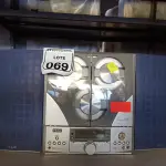 LOTE 069 - 01 TOCA CDS MARCA TEAC MODELO MC-D60V 220V. (NO ESTADO) ATENÇÃO! FAZER A VISITAÇÃO ANTES DE ARREMATAR, NÃO SABEMOS SE FUNCIONA. LEILÃO NÃO TEM GARANTIA E NEM DEVOLUÇÃO, SUJEITO A POSSÍVEIS AVARIAS VISÍVEIS/OCULTAS E/OU AUSÊNCIA DE COMPONENTES.
