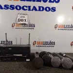 LOTE 001 - 05 MICROFONES DIVERSOS E02 TRANSMISSORES DIVERSOS. (NO ESTADO) ATENÇÃO! FAZER A VISITAÇÃO ANTES DE ARREMATAR, NÃO SABEMOS SE FUNCIONA. LEILÃO NÃO TEM GARANTIA E NEM DEVOLUÇÃO, SUJEITO A POSSÍVEIS AVARIAS VISÍVEIS/OCULTAS E/OU AUSÊNCIA DE COMPONENTES.