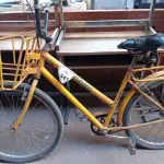 LOTE 341 - 01 BICICLETA ARO 26 CARGUEIRA NA COR AMARELA.  (NO ESTADO) ATENÇÃO! FAZER A VISITAÇÃO ANTES DE ARREMATAR, NÃO SABEMOS SE FUNCIONA. LEILÃO NÃO TEM GARANTIA E NEM DEVOLUÇÃO, SUJEITO A POSSÍVEIS AVARIAS VISÍVEIS/OCULTAS E/OU AUSÊNCIA DE COMPONENTES.