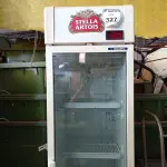 LOTE 327 - 01 CERVEJEIRO STELLA ARTOIS PORTA EM VIDRO MARCA METAL FRIO 220 VOLTS. (NO ESTADO) ATENÇÃO! FAZER A VISITAÇÃO ANTES DE ARREMATAR, NÃO SABEMOS SE FUNCIONA. LEILÃO NÃO TEM GARANTIA E NEM DEVOLUÇÃO, SUJEITO A POSSÍVEIS AVARIAS VISÍVEIS/OCULTAS E/OU AUSÊNCIA DE COMPONENTES.