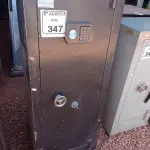 LOTE 347 - 01 COFRE EM AÇO COM CHAVE. (NO ESTADO) ATENÇÃO! FAZER A VISITAÇÃO ANTES DE ARREMATAR, NÃO SABEMOS SE FUNCIONA. LEILÃO NÃO TEM GARANTIA E NEM DEVOLUÇÃO, SUJEITO A POSSÍVEIS AVARIAS VISÍVEIS/OCULTAS E/OU AUSÊNCIA DE COMPONENTES.