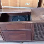 LOTE 321 - 01 TOCA DISCOS ANTIGA PARA RETIRADA DE PEÇAS. (NO ESTADO) ATENÇÃO! FAZER A VISITAÇÃO ANTES DE ARREMATAR, NÃO SABEMOS SE FUNCIONA. LEILÃO NÃO TEM GARANTIA E NEM DEVOLUÇÃO, SUJEITO A POSSÍVEIS AVARIAS VISÍVEIS/OCULTAS E/OU AUSÊNCIA DE COMPONENTES.