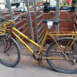 LOTE 334 - 01 BICICLETA ARO 26 CARGUEIRA NA COR AMARELA.  (NO ESTADO) ATENÇÃO! FAZER A VISITAÇÃO ANTES DE ARREMATAR, NÃO SABEMOS SE FUNCIONA. LEILÃO NÃO TEM GARANTIA E NEM DEVOLUÇÃO, SUJEITO A POSSÍVEIS AVARIAS VISÍVEIS/OCULTAS E/OU AUSÊNCIA DE COMPONENTES.