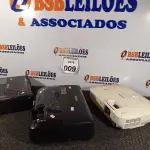 LOTE 009 - 03 PROJETORES MULTIMÍDIA DE MARCAS E MODELOS DIVERSOS. (NO ESTADO) ATENÇÃO! FAZER A VISITAÇÃO ANTES DE ARREMATAR, NÃO SABEMOS SE FUNCIONA. LEILÃO NÃO TEM GARANTIA E NEM DEVOLUÇÃO, SUJEITO A POSSÍVEIS AVARIAS VISÍVEIS/OCULTAS E/OU AUSÊNCIA DE COMPONENTES.