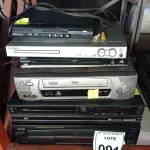 LOTE 091 - 02 VIDEOCASSETES, 01 TOCA CDS MARCA TEAC E VÁRIOS APARELHOS DVDS MARCAS E MODELOS DIVERSOS. (NO ESTADO) ATENÇÃO! FAZER A VISITAÇÃO ANTES DE ARREMATAR, NÃO SABEMOS SE FUNCIONA. LEILÃO NÃO TEM GARANTIA E NEM DEVOLUÇÃO, SUJEITO A POSSÍVEIS AVARIAS VISÍVEIS/OCULTAS E/OU AUSÊNCIA DE COMPONENTES.