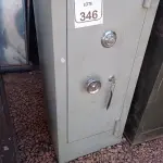LOTE 346 - 01 COFRE EM AÇO COM CHAVE. (NO ESTADO) ATENÇÃO! FAZER A VISITAÇÃO ANTES DE ARREMATAR, NÃO SABEMOS SE FUNCIONA. LEILÃO NÃO TEM GARANTIA E NEM DEVOLUÇÃO, SUJEITO A POSSÍVEIS AVARIAS VISÍVEIS/OCULTAS E/OU AUSÊNCIA DE COMPONENTES.