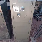LOTE 344 - 01 COFRE EM AÇO SEM CHAVE. (NO ESTADO) ATENÇÃO! FAZER A VISITAÇÃO ANTES DE ARREMATAR, NÃO SABEMOS SE FUNCIONA. LEILÃO NÃO TEM GARANTIA E NEM DEVOLUÇÃO, SUJEITO A POSSÍVEIS AVARIAS VISÍVEIS/OCULTAS E/OU AUSÊNCIA DE COMPONENTES.