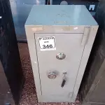 LOTE 346 - 01 COFRE EM AÇO COM CHAVE. (NO ESTADO) ATENÇÃO! FAZER A VISITAÇÃO ANTES DE ARREMATAR, NÃO SABEMOS SE FUNCIONA. LEILÃO NÃO TEM GARANTIA E NEM DEVOLUÇÃO, SUJEITO A POSSÍVEIS AVARIAS VISÍVEIS/OCULTAS E/OU AUSÊNCIA DE COMPONENTES.