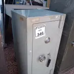 LOTE 346 - 01 COFRE EM AÇO COM CHAVE. (NO ESTADO) ATENÇÃO! FAZER A VISITAÇÃO ANTES DE ARREMATAR, NÃO SABEMOS SE FUNCIONA. LEILÃO NÃO TEM GARANTIA E NEM DEVOLUÇÃO, SUJEITO A POSSÍVEIS AVARIAS VISÍVEIS/OCULTAS E/OU AUSÊNCIA DE COMPONENTES.