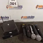 LOTE 001 - 05 MICROFONES DIVERSOS E02 TRANSMISSORES DIVERSOS. (NO ESTADO) ATENÇÃO! FAZER A VISITAÇÃO ANTES DE ARREMATAR, NÃO SABEMOS SE FUNCIONA. LEILÃO NÃO TEM GARANTIA E NEM DEVOLUÇÃO, SUJEITO A POSSÍVEIS AVARIAS VISÍVEIS/OCULTAS E/OU AUSÊNCIA DE COMPONENTES.