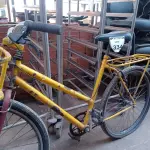 LOTE 334 - 01 BICICLETA ARO 26 CARGUEIRA NA COR AMARELA.  (NO ESTADO) ATENÇÃO! FAZER A VISITAÇÃO ANTES DE ARREMATAR, NÃO SABEMOS SE FUNCIONA. LEILÃO NÃO TEM GARANTIA E NEM DEVOLUÇÃO, SUJEITO A POSSÍVEIS AVARIAS VISÍVEIS/OCULTAS E/OU AUSÊNCIA DE COMPONENTES.