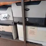 LOTE 304 - 05 IMPRESSORAS DE MARCAS E MODELOS DIVERSOS SENDO UMA OK. (NO ESTADO) ATENÇÃO! FAZER A VISITAÇÃO ANTES DE ARREMATAR, NÃO SABEMOS SE FUNCIONA. LEILÃO NÃO TEM GARANTIA E NEM DEVOLUÇÃO, SUJEITO A POSSÍVEIS AVARIAS VISÍVEIS/OCULTAS E/OU AUSÊNCIA DE COMPONENTES.