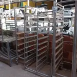 LOTE 335 - 01 BANCADA EM INOX E 04 CARRINHOS EM INOX PARA DESCANSO DE PÃES. (NO ESTADO) ATENÇÃO! FAZER A VISITAÇÃO ANTES DE ARREMATAR, NÃO SABEMOS SE FUNCIONA. LEILÃO NÃO TEM GARANTIA E NEM DEVOLUÇÃO, SUJEITO A POSSÍVEIS AVARIAS VISÍVEIS/OCULTAS E/OU AUSÊNCIA DE COMPONENTES.