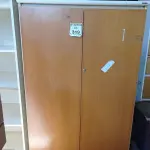 LOTE 319 - 01 ARMÁRIO EM MADEIRA PARA ESCRITÓRIO COM DUAS PORTAS E DUAS PRATELEIRAS. (NO ESTADO) ATENÇÃO! FAZER A VISITAÇÃO ANTES DE ARREMATAR, NÃO SABEMOS SE FUNCIONA. LEILÃO NÃO TEM GARANTIA E NEM DEVOLUÇÃO, SUJEITO A POSSÍVEIS AVARIAS VISÍVEIS/OCULTAS E/OU AUSÊNCIA DE COMPONENTES.