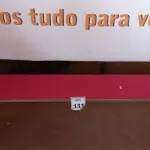 LOTE 111 - 01 BANCO NA COR VERMELHA. (NO ESTADO) ATENÇÃO! FAZER A VISITAÇÃO ANTES DE ARREMATAR, NÃO SABEMOS SE FUNCIONA. LEILÃO NÃO TEM GARANTIA E NEM DEVOLUÇÃO, SUJEITO A POSSÍVEIS AVARIAS VISÍVEIS/OCULTAS E/OU AUSÊNCIA DE COMPONENTES.