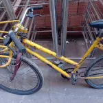 LOTE 334 - 01 BICICLETA ARO 26 CARGUEIRA NA COR AMARELA.  (NO ESTADO) ATENÇÃO! FAZER A VISITAÇÃO ANTES DE ARREMATAR, NÃO SABEMOS SE FUNCIONA. LEILÃO NÃO TEM GARANTIA E NEM DEVOLUÇÃO, SUJEITO A POSSÍVEIS AVARIAS VISÍVEIS/OCULTAS E/OU AUSÊNCIA DE COMPONENTES.