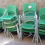 LOTE 329 - 01 LOTE COM CADEIRAS NA COR VERDE COM AVARIAS. (NO ESTADO) ATENÇÃO! FAZER A VISITAÇÃO ANTES DE ARREMATAR, NÃO SABEMOS SE FUNCIONA. LEILÃO NÃO TEM GARANTIA E NEM DEVOLUÇÃO, SUJEITO A POSSÍVEIS AVARIAS VISÍVEIS/OCULTAS E/OU AUSÊNCIA DE COMPONENTES.