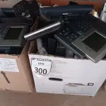 LOTE 300 - 01 LOTE COM VÁRIOS APARELHOS TELEFÔNICOS. (NO ESTADO) ATENÇÃO! FAZER A VISITAÇÃO ANTES DE ARREMATAR, NÃO SABEMOS SE FUNCIONA. LEILÃO NÃO TEM GARANTIA E NEM DEVOLUÇÃO, SUJEITO A POSSÍVEIS AVARIAS VISÍVEIS/OCULTAS E/OU AUSÊNCIA DE COMPONENTES.