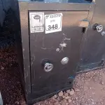 LOTE 348 - 01 COFRE EM AÇO SEM CHAVE. (NO ESTADO) ATENÇÃO! FAZER A VISITAÇÃO ANTES DE ARREMATAR, NÃO SABEMOS SE FUNCIONA. LEILÃO NÃO TEM GARANTIA E NEM DEVOLUÇÃO, SUJEITO A POSSÍVEIS AVARIAS VISÍVEIS/OCULTAS E/OU AUSÊNCIA DE COMPONENTES.