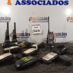 LOTE 025 - 01 LOTE COM RÁDIOS COMUNICADORES MARCAS E MODELOS DIVERSOS. (NO ESTADO) ATENÇÃO! FAZER A VISITAÇÃO ANTES DE ARREMATAR, NÃO SABEMOS SE FUNCIONA. LEILÃO NÃO TEM GARANTIA E NEM DEVOLUÇÃO, SUJEITO A POSSÍVEIS AVARIAS VISÍVEIS/OCULTAS E/OU AUSÊNCIA DE COMPONENTES.