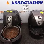 LOTE 045 - 02 AIR FRYES 220V SENDO 01 MONDIAL. (NO ESTADO) ATENÇÃO! FAZER A VISITAÇÃO ANTES DE ARREMATAR, NÃO SABEMOS SE FUNCIONA. LEILÃO NÃO TEM GARANTIA E NEM DEVOLUÇÃO, SUJEITO A POSSÍVEIS AVARIAS VISÍVEIS/OCULTAS E/OU AUSÊNCIA DE COMPONENTES.