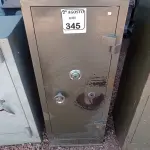 LOTE 345 - 01 COFRE EM AÇO SEM CHAVE. (NO ESTADO) ATENÇÃO! FAZER A VISITAÇÃO ANTES DE ARREMATAR, NÃO SABEMOS SE FUNCIONA. LEILÃO NÃO TEM GARANTIA E NEM DEVOLUÇÃO, SUJEITO A POSSÍVEIS AVARIAS VISÍVEIS/OCULTAS E/OU AUSÊNCIA DE COMPONENTES.