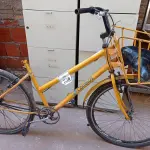 LOTE 338 - 01 BICICLETA ARO 26 CARGUEIRA NA COR AMARELA.  (NO ESTADO) ATENÇÃO! FAZER A VISITAÇÃO ANTES DE ARREMATAR, NÃO SABEMOS SE FUNCIONA. LEILÃO NÃO TEM GARANTIA E NEM DEVOLUÇÃO, SUJEITO A POSSÍVEIS AVARIAS VISÍVEIS/OCULTAS E/OU AUSÊNCIA DE COMPONENTES.
