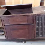 LOTE 321 - 01 TOCA DISCOS ANTIGA PARA RETIRADA DE PEÇAS. (NO ESTADO) ATENÇÃO! FAZER A VISITAÇÃO ANTES DE ARREMATAR, NÃO SABEMOS SE FUNCIONA. LEILÃO NÃO TEM GARANTIA E NEM DEVOLUÇÃO, SUJEITO A POSSÍVEIS AVARIAS VISÍVEIS/OCULTAS E/OU AUSÊNCIA DE COMPONENTES.