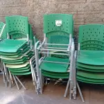 LOTE 329 - 01 LOTE COM CADEIRAS NA COR VERDE COM AVARIAS. (NO ESTADO) ATENÇÃO! FAZER A VISITAÇÃO ANTES DE ARREMATAR, NÃO SABEMOS SE FUNCIONA. LEILÃO NÃO TEM GARANTIA E NEM DEVOLUÇÃO, SUJEITO A POSSÍVEIS AVARIAS VISÍVEIS/OCULTAS E/OU AUSÊNCIA DE COMPONENTES.