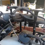 LOTE 332 -  05 CADEIRAS FIXAS ESTOFADAS E 03 CADEIRAS COM AVARIAS. (NO ESTADO) ATENÇÃO! FAZER A VISITAÇÃO ANTES DE ARREMATAR, NÃO SABEMOS SE FUNCIONA. LEILÃO NÃO TEM GARANTIA E NEM DEVOLUÇÃO, SUJEITO A POSSÍVEIS AVARIAS VISÍVEIS/OCULTAS E/OU AUSÊNCIA DE COMPONENTES.