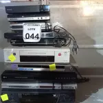 LOTE 044 - 02 VIDEOCASSETES E VÁRIOS DVDS MARCAS E MODELOS DIVERSOS. (NO ESTADO) ATENÇÃO! FAZER A VISITAÇÃO ANTES DE ARREMATAR, NÃO SABEMOS SE FUNCIONA. LEILÃO NÃO TEM GARANTIA E NEM DEVOLUÇÃO, SUJEITO A POSSÍVEIS AVARIAS VISÍVEIS/OCULTAS E/OU AUSÊNCIA DE COMPONENTES.