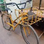 LOTE 331 - 01 BICICLETA ARO 26 CARGUEIRA NA COR AMARELA.  (NO ESTADO) ATENÇÃO! FAZER A VISITAÇÃO ANTES DE ARREMATAR, NÃO SABEMOS SE FUNCIONA. LEILÃO NÃO TEM GARANTIA E NEM DEVOLUÇÃO, SUJEITO A POSSÍVEIS AVARIAS VISÍVEIS/OCULTAS E/OU AUSÊNCIA DE COMPONENTES.