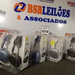 LOTE 019 - 06 HEADPHONES COM AVARIAS. (NO ESTADO) ATENÇÃO! FAZER A VISITAÇÃO ANTES DE ARREMATAR, NÃO SABEMOS SE FUNCIONA. LEILÃO NÃO TEM GARANTIA E NEM DEVOLUÇÃO, SUJEITO A POSSÍVEIS AVARIAS VISÍVEIS/OCULTAS E/OU AUSÊNCIA DE COMPONENTES.